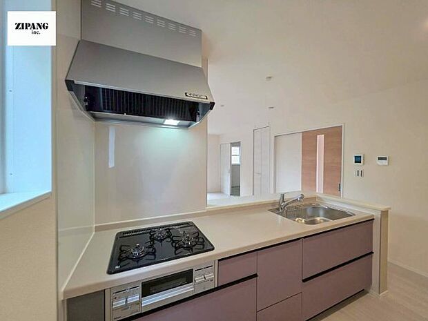 【キッチン】【キッチン】お子さまや家族と距離感近く料理が可能な対面式のシステムキッチンです。3口コンロのキッチンでお料理のレパートリーが増えそうです♪ 