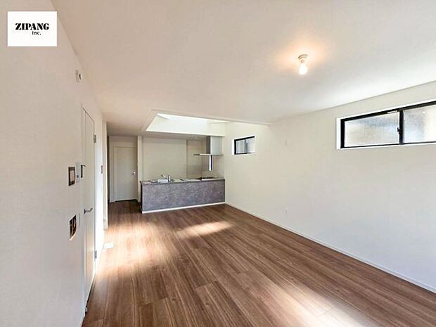 【居間・リビング】【リビング】キッチンと一体になったリビングは上部吹抜け構造でひろびろとしたくつろぎ空間を実現しています。 