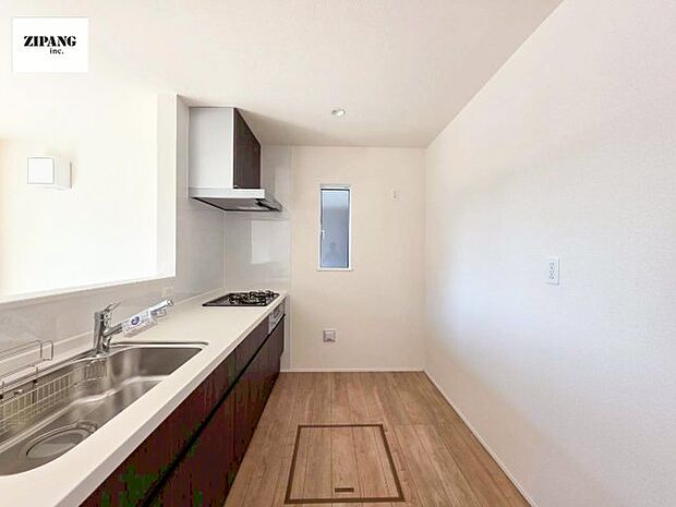 【キッチン】【キッチン】お子さまや家族と距離感近く料理が可能な対面式のシステムキッチンです。3口コンロのキッチンでお料理のレパートリーが増えそうです♪