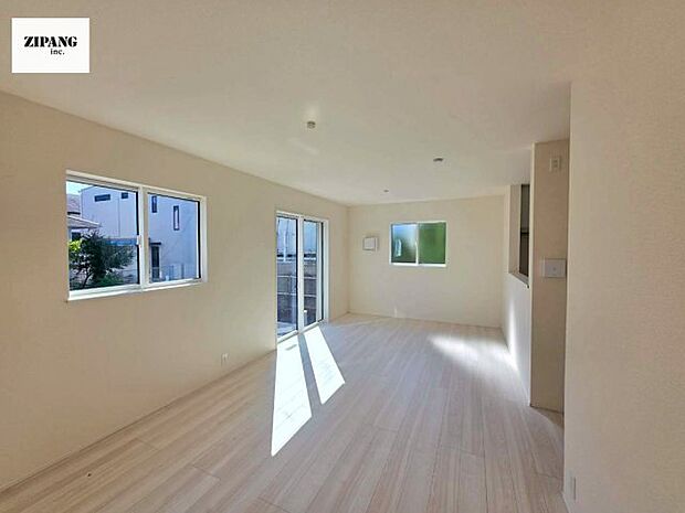 【居間・リビング】【リビング】キッチンと一体になったリビングはひろびろとしたくつろぎ空間を実現しています。 