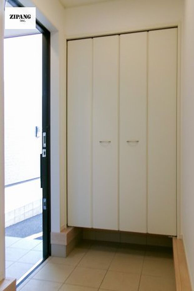 【玄関】【玄関】大容量の収納スペースは大家族でもらくらく収納可能です。