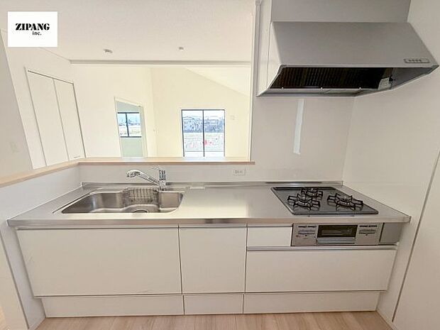 【キッチン】【キッチン】お子さまや家族と距離感近く料理が可能な対面式のシステムキッチンです。3口コンロのキッチンでお料理のレパートリーが増えそうです♪ 