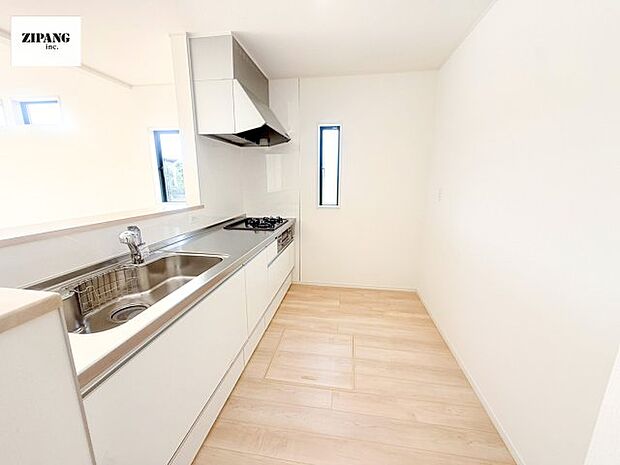 【キッチン】【キッチン】お子さまや家族と距離感近く料理が可能な対面式のシステムキッチンです。3口コンロのキッチンでお料理のレパートリーが増えそうです♪ 