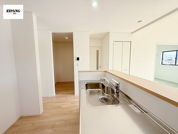 【キッチン】【キッチン】お子さまや家族と距離感近く料理が可能な対面式のシステムキッチンです。3口コンロのキッチンでお料理のレパートリーが増えそうです♪