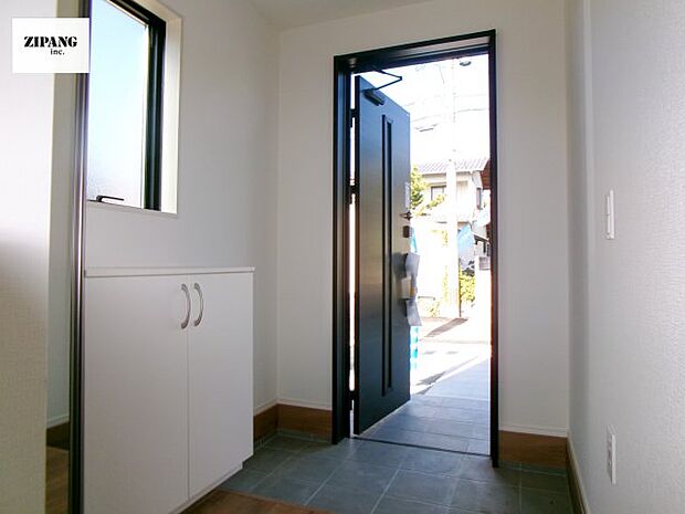 【玄関】【玄関】玄関に窓があるとお家全体が明るい印象を受けます。玄関タイルはお掃除しやすく清潔を保てます♪ 