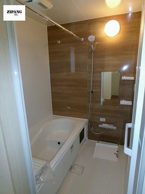 【風呂】【浴室】1坪タイプのお風呂。浴室暖房換気乾燥機付きで、雨の日の洗濯や冬の入浴を快適に過ごせます。