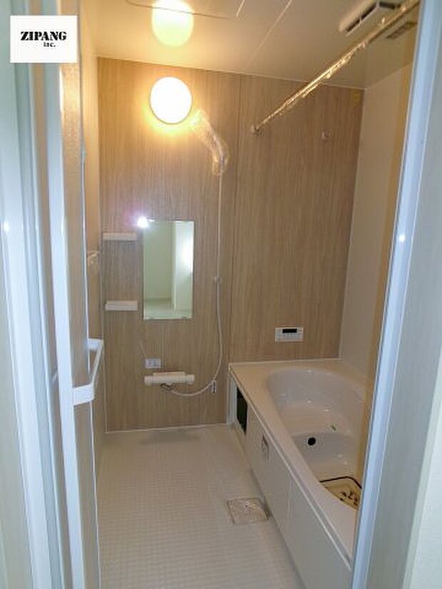 【風呂】【浴室】1坪タイプのお風呂。浴室暖房換気乾燥機付きで、雨の日の洗濯や冬の入浴を快適に過ごせます。 