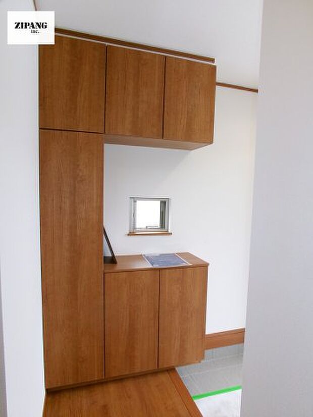 【玄関】【玄関】玄関に窓があるとお家全体が明るい印象を受けます。大容量の収納力で整理整頓もばっちりです。