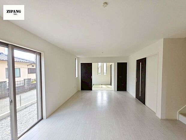 【居間・リビング】【リビング】キッチンと一体になったリビングはひろびろとしたくつろぎ空間を実現しています。