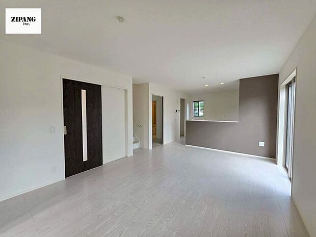 【居間・リビング】【リビング】キッチンと一体になったリビングはひろびろとしたくつろぎ空間を実現しています。