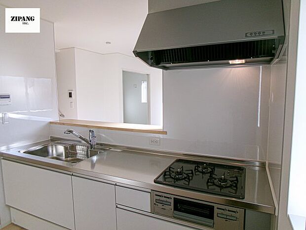 【キッチン】【キッチン】お子さまや家族と距離感近く料理が可能な対面式のシステムキッチンです。3口コンロのキッチンでお料理のレパートリーが増えそうです♪ 