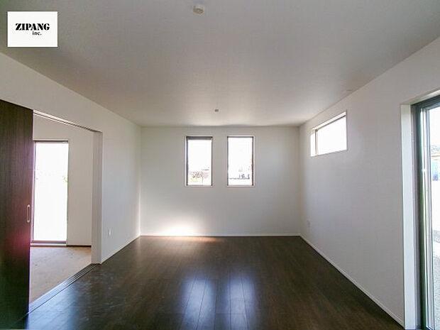 【居間・リビング】【リビング】キッチンと一体になったリビングはひろびろとしたくつろぎ空間を実現しています。 