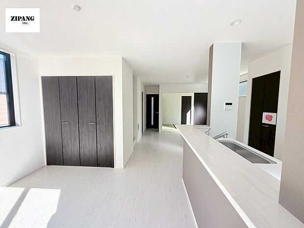 【居間・リビング】【リビング】キッチンと一体になったリビングはひろびろとしたくつろぎ空間を実現しています。