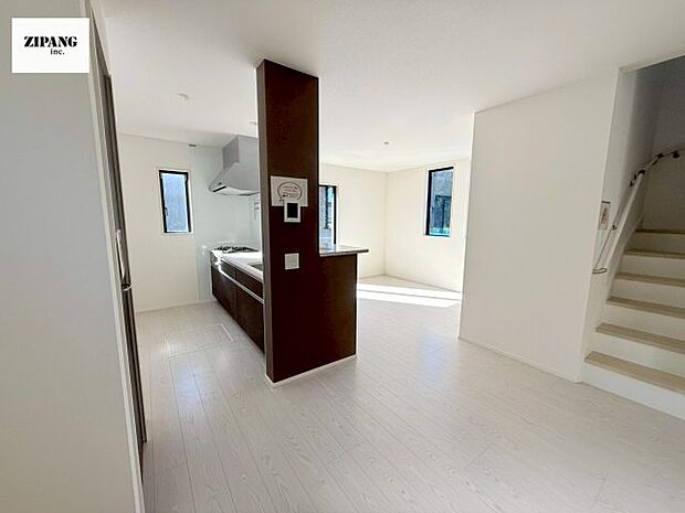 【居間・リビング】【リビング】キッチンと一体になったリビングはひろびろとしたくつろぎ空間を実現しています。