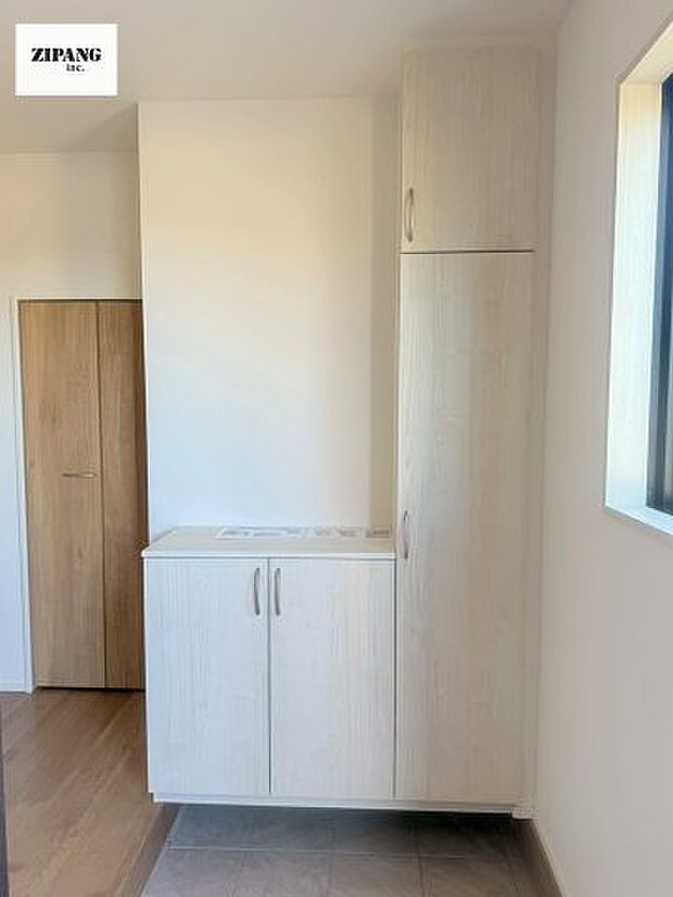 【玄関】【玄関】明るい玄関。大容量の収納スペースは大家族でもらくらく収納可能です。