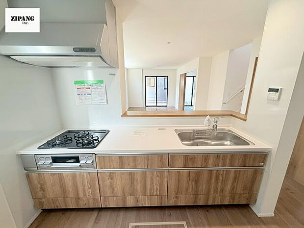 【キッチン】【キッチン】お子さまや家族と距離感近く料理が可能な対面式のシステムキッチンです。3口コンロのキッチンでお料理のレパートリーが増えそうです♪