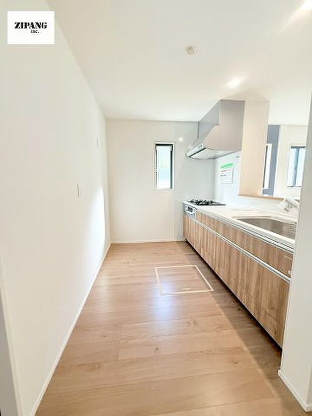 【キッチン】【キッチン】お子さまや家族と距離感近く料理が可能な対面式のシステムキッチンです。3口コンロのキッチンでお料理のレパートリーが増えそうです♪