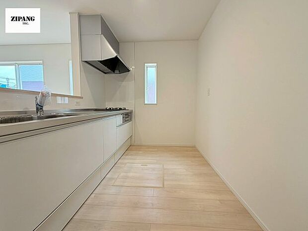 【キッチン】【キッチン】お子さまや家族と距離感近く料理が可能な対面式のシステムキッチンです。3口コンロのキッチンでお料理のレパートリーが増えそうです♪