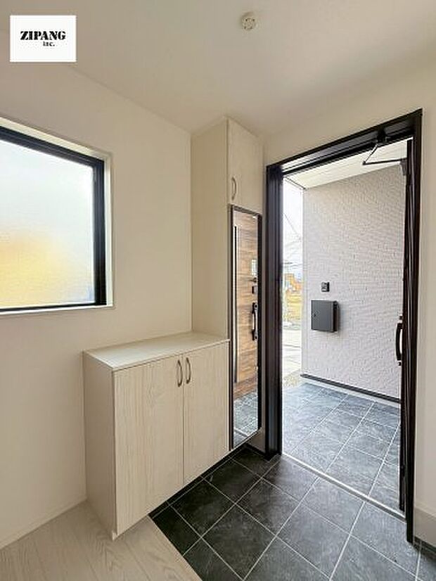 【玄関】【玄関】玄関に窓があるとお家全体が明るい印象を受けます。収納扉はミラー付きですのでお出かけ前に便利です。 