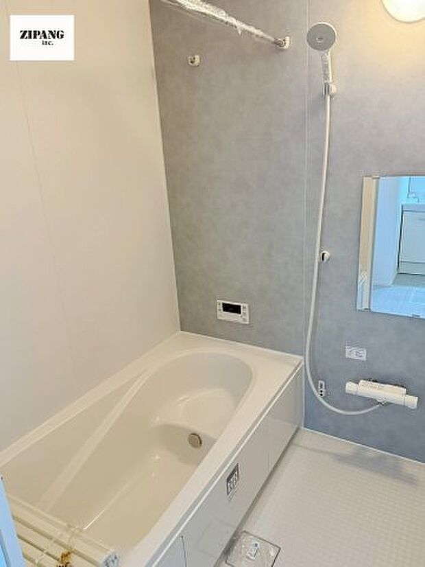 【風呂】【浴室】1坪タイプのお風呂。浴室暖房換気乾燥機付きで、雨の日の洗濯や冬の入浴を快適に過ごせます。