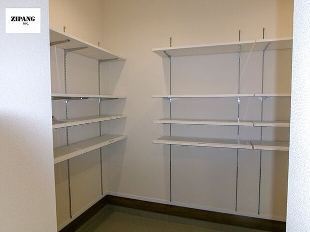 【収納】【シューズインクローク】玄関の広々したスペースは、靴を履いたまま靴や雨具、ベビーカーなどを片付けられます。 