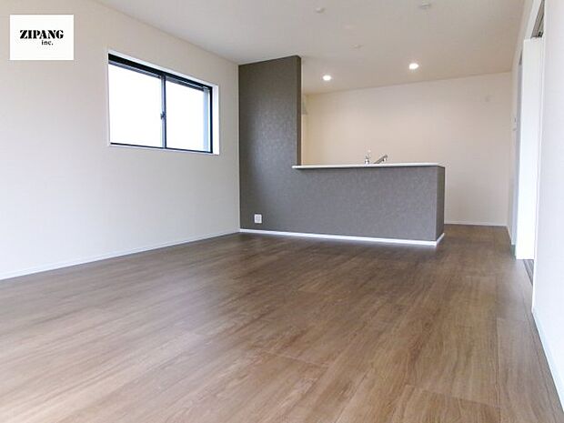 【居間・リビング】【リビング】キッチンと一体になったリビングはひろびろとしたくつろぎ空間を実現しています。 