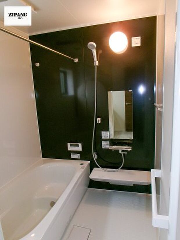 【風呂】【浴室】1坪タイプのお風呂。浴室暖房換気乾燥機付きで、雨の日の洗濯や冬の入浴を快適に過ごせます。