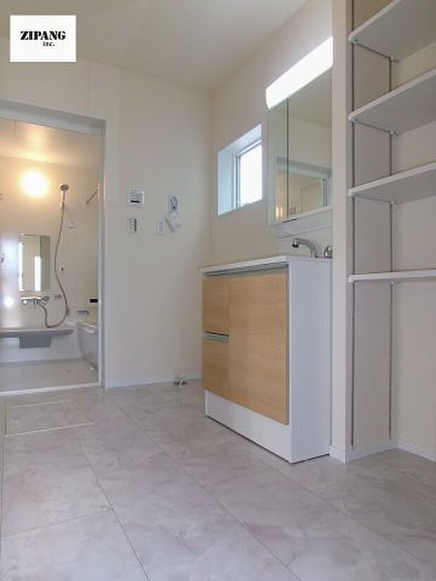 【独立洗面台】【洗面所】脱衣スペースに三面鏡付きの洗面化粧台。曇り止め付きのミラーキャビネットを採用。ミラーの内側は収納になっており歯磨きセットなどの保管に便利です。