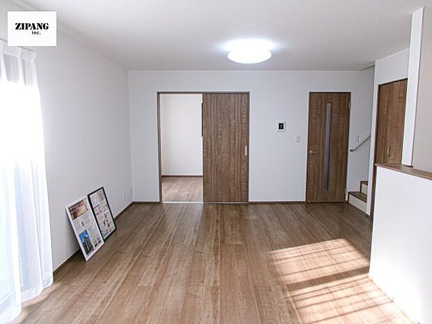 【居間・リビング】【リビング】キッチンと一体になったリビングはひろびろとしたくつろぎ空間を実現しています。 