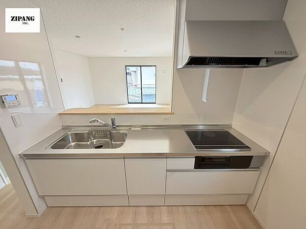 【キッチン】【キッチン】お子さまや家族と距離感近く料理が可能な対面式のシステムキッチンです。IHの3つ口コンロでお料理のレパートリーが増えそうです。 