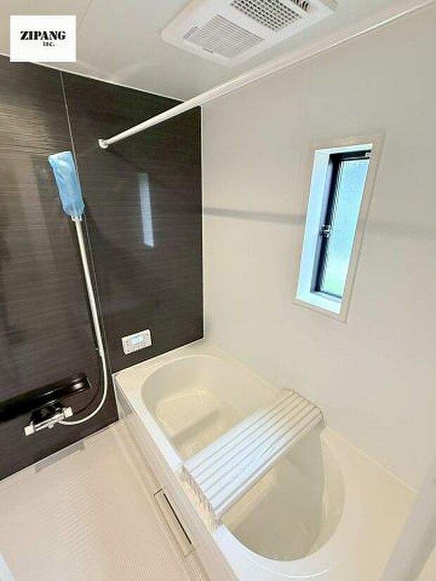 【風呂】【浴室】1坪タイプのお風呂。浴室暖房換気乾燥機付きで、雨の日の洗濯や冬の入浴を快適に過ごせます。