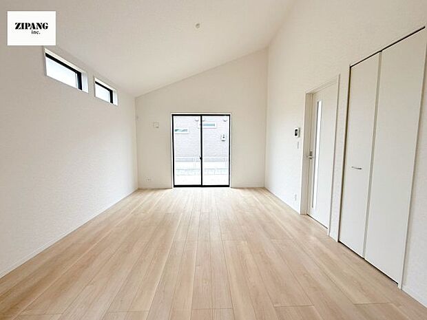 【居間・リビング】【リビング】勾配天井により開放的な空間が広がるリビングです。 