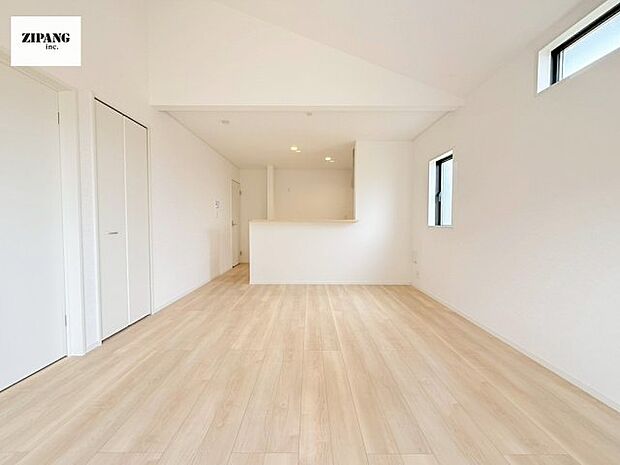 【居間・リビング】【リビング】キッチンと一体になったリビングはひろびろとしたくつろぎ空間を実現しています。 