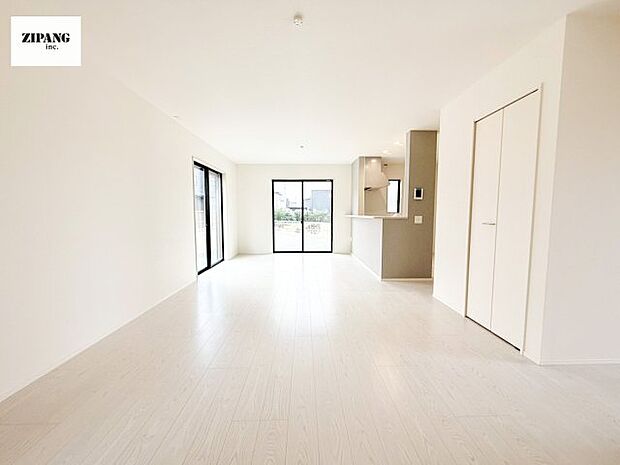 【居間・リビング】【リビング】キッチンと一体になったリビングはひろびろとしたくつろぎ空間を実現しています。 