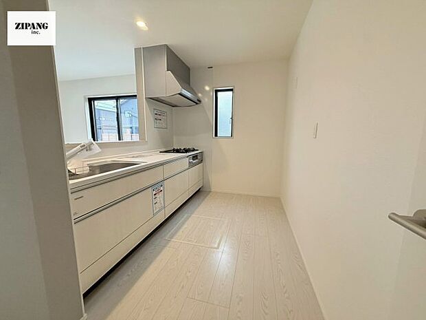 【キッチン】【キッチン】お子さまや家族と距離感近く料理が可能な対面式のシステムキッチンです。3口コンロのキッチンでお料理のレパートリーが増えそうです♪ 