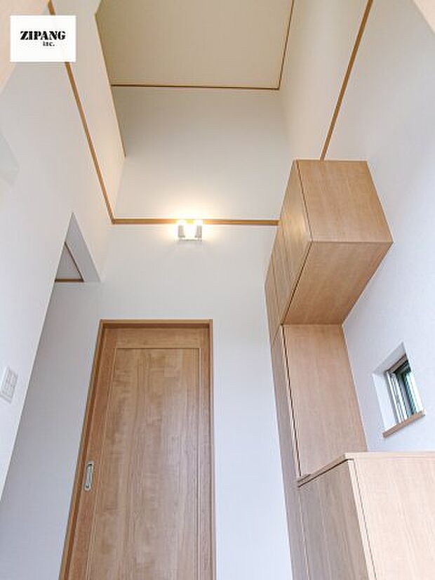 【玄関】【玄関】明るく開放感ある空間を演出する玄関上部吹抜けです。明かり取りの窓から柔らかな陽光が降り注ぎます。