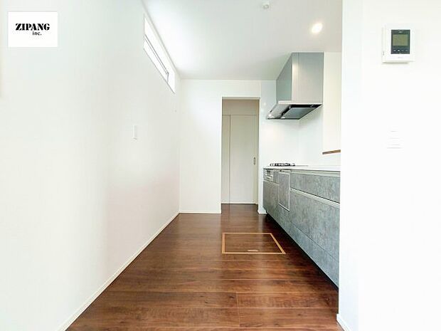 【キッチン】【キッチン】お子さまや家族と距離感近く料理が可能な対面式のシステムキッチンです。3口コンロのキッチンでお料理のレパートリーが増えそうです♪