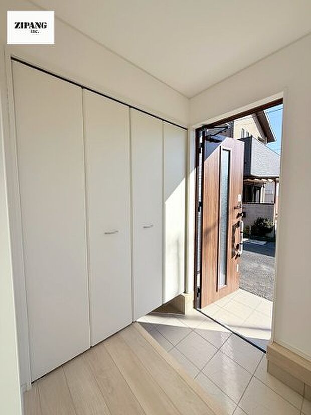 【玄関】【玄関】明るい玄関。大容量の収納スペースは大家族でもらくらく収納可能です。 