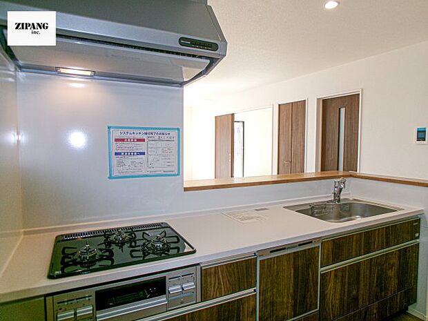 【キッチン】【キッチン】お子さまや家族と距離感近く料理が可能な対面式のシステムキッチンです。IHの3つ口コンロでお料理のレパートリーが増えそうです。