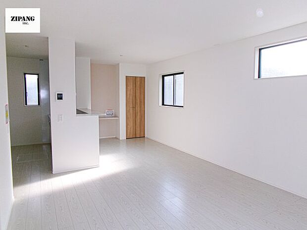 【居間・リビング】【リビング】キッチンと一体になったリビングはひろびろとしたくつろぎ空間を実現しています。 