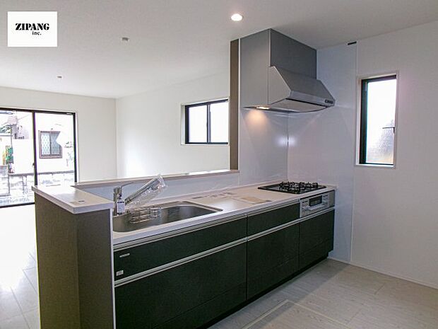 【キッチン】【キッチン】お子さまや家族と距離感近く料理が可能な対面式のシステムキッチンです。3口コンロのキッチンでお料理のレパートリーが増えそうです♪ 