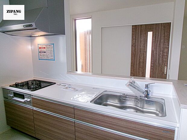 【キッチン】【キッチン】お子さまや家族と距離感近く料理が可能な対面式のシステムキッチンです。3口コンロのキッチンでお料理のレパートリーが増えそうです♪