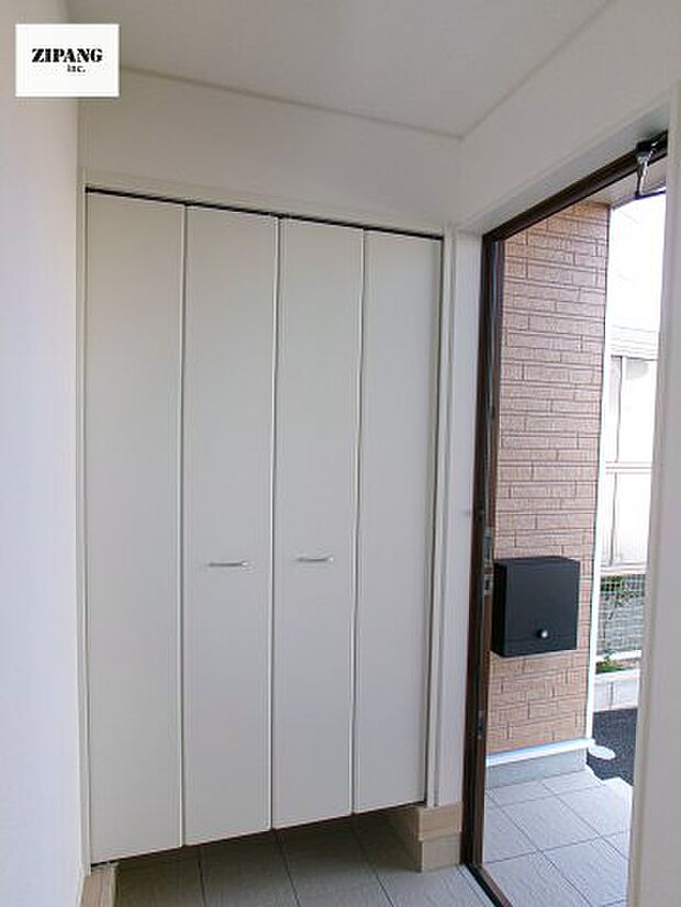 【玄関】【玄関】明るい玄関。大容量の収納スペースは大家族でもらくらく収納可能です。 