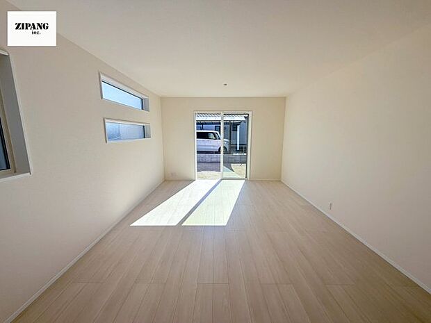 【居間・リビング】【リビング】キッチンと一体になったリビングはひろびろとしたくつろぎ空間を実現しています。 