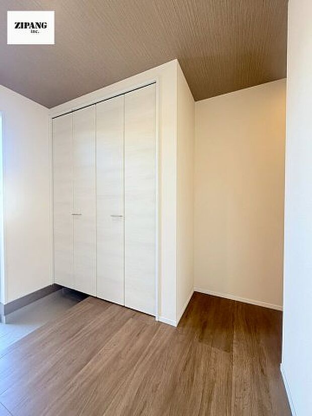 【玄関】【玄関】明るい玄関。大容量の収納スペースは大家族でもらくらく収納可能です。 