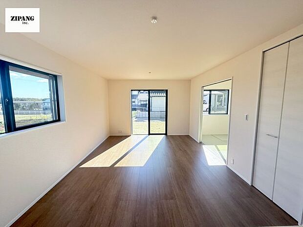 【居間・リビング】【リビング】キッチンと一体になったリビングはひろびろとしたくつろぎ空間を実現しています。 