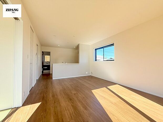 【居間・リビング】【リビング】キッチンと一体になったリビングはひろびろとしたくつろぎ空間を実現しています。 