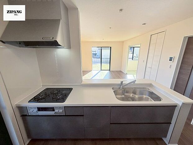 【キッチン】【キッチン】お子さまや家族と距離感近く料理が可能な対面式のシステムキッチンです。3口コンロのキッチンでお料理のレパートリーが増えそうです♪ 