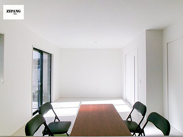 【居間・リビング】【リビング】キッチンと一体になったリビングはひろびろとしたくつろぎ空間を実現しています。