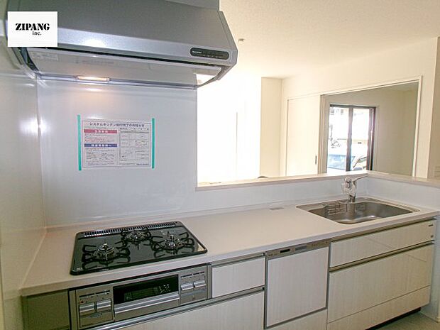 【キッチン】【キッチン】お子さまや家族と距離感近く料理が可能な対面式のシステムキッチンです。3口コンロのキッチンでお料理のレパートリーが増えそうです♪ 